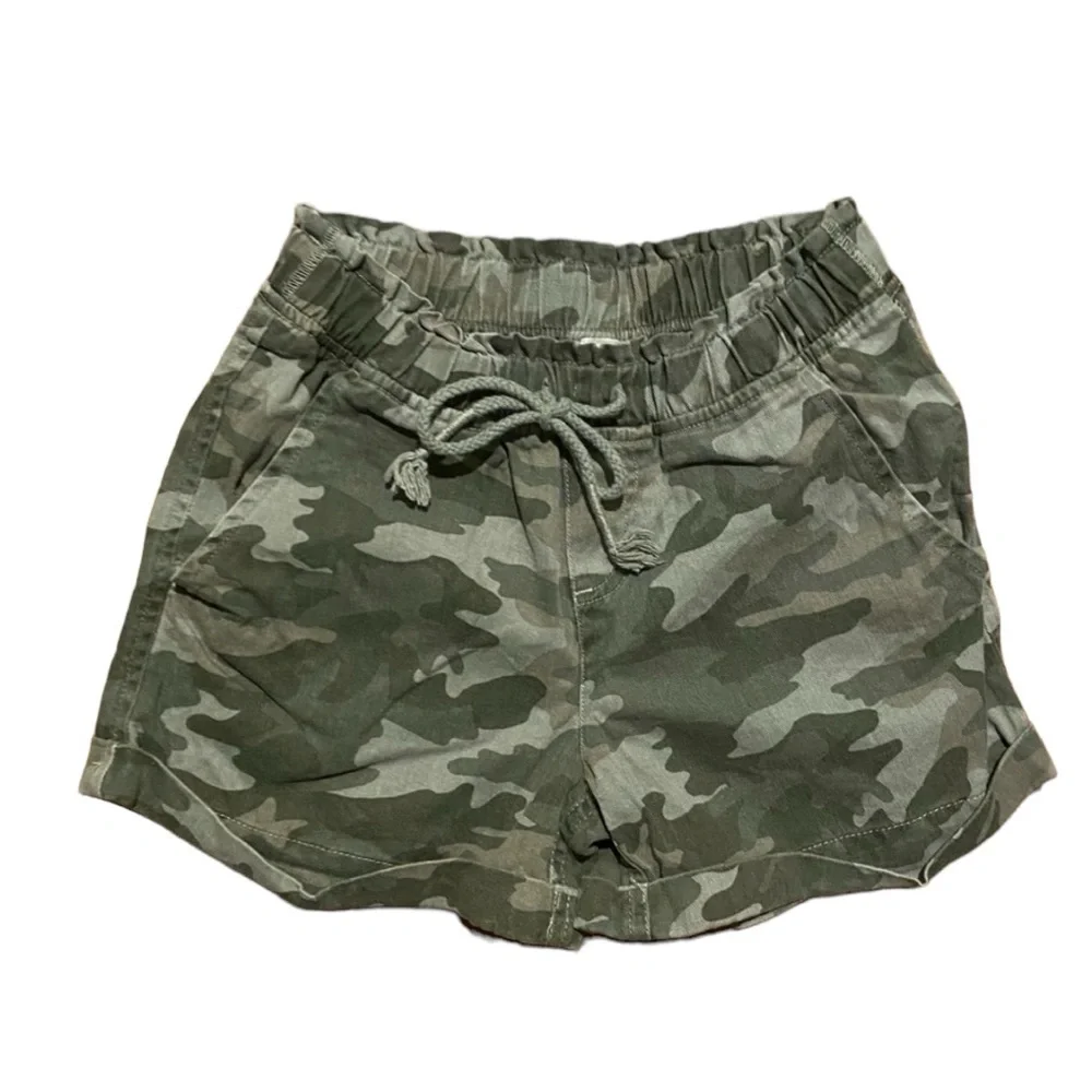 Camo Shorts pull on size 8 rolled hem elastic‎ waist drawstring